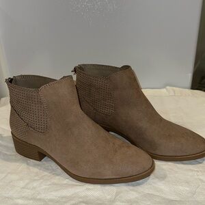 Gently Worn Women’s DV Dolce Vita Faux Suede Booties - 8